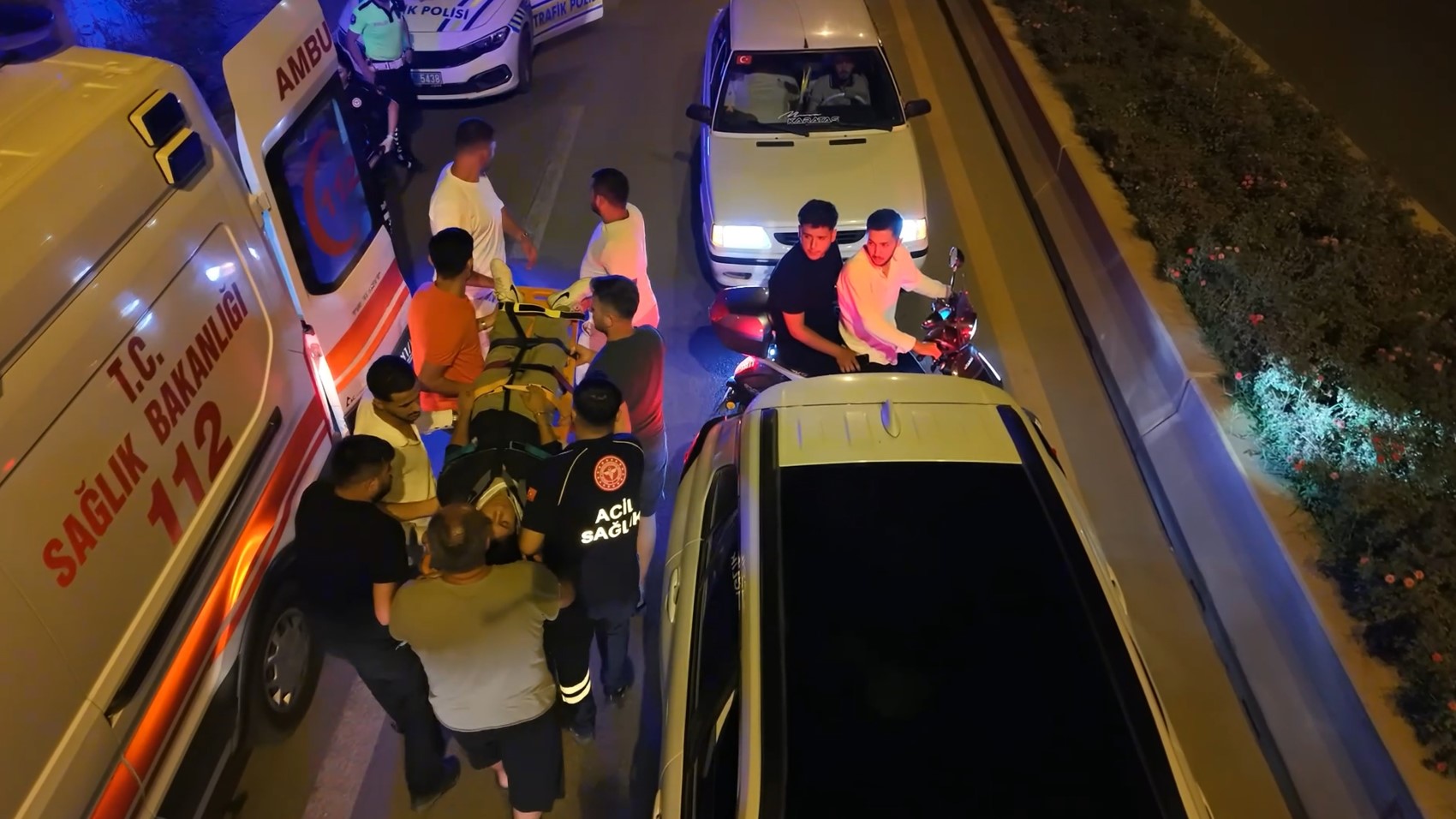 Hurdaya dönen araçta yaşanan mucize, üçü de sağ çıkarıldı
