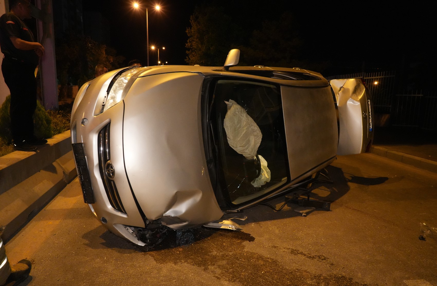 Hurdaya dönen araçta yaşanan mucize, üçü de sağ çıkarıldı