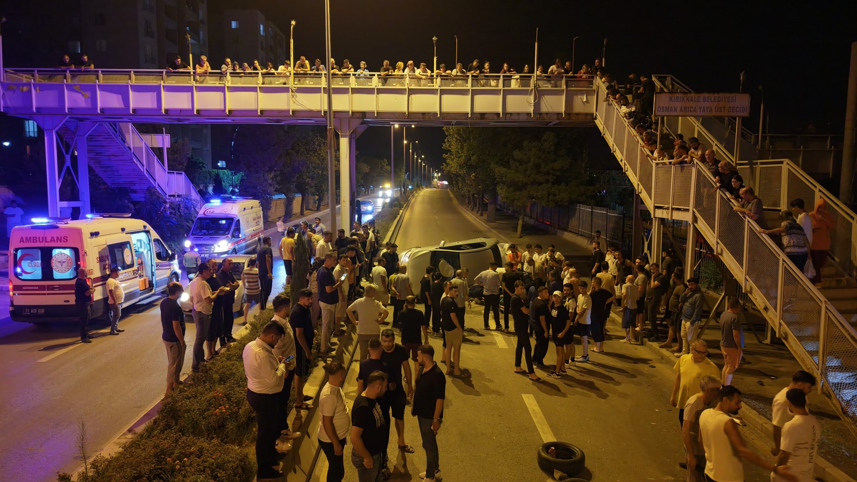 Hurdaya dönen araçta yaşanan mucize, üçü de sağ çıkarıldı