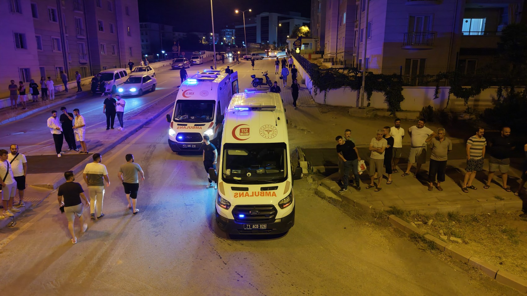 Hurdaya dönen araçta yaşanan mucize, üçü de sağ çıkarıldı
