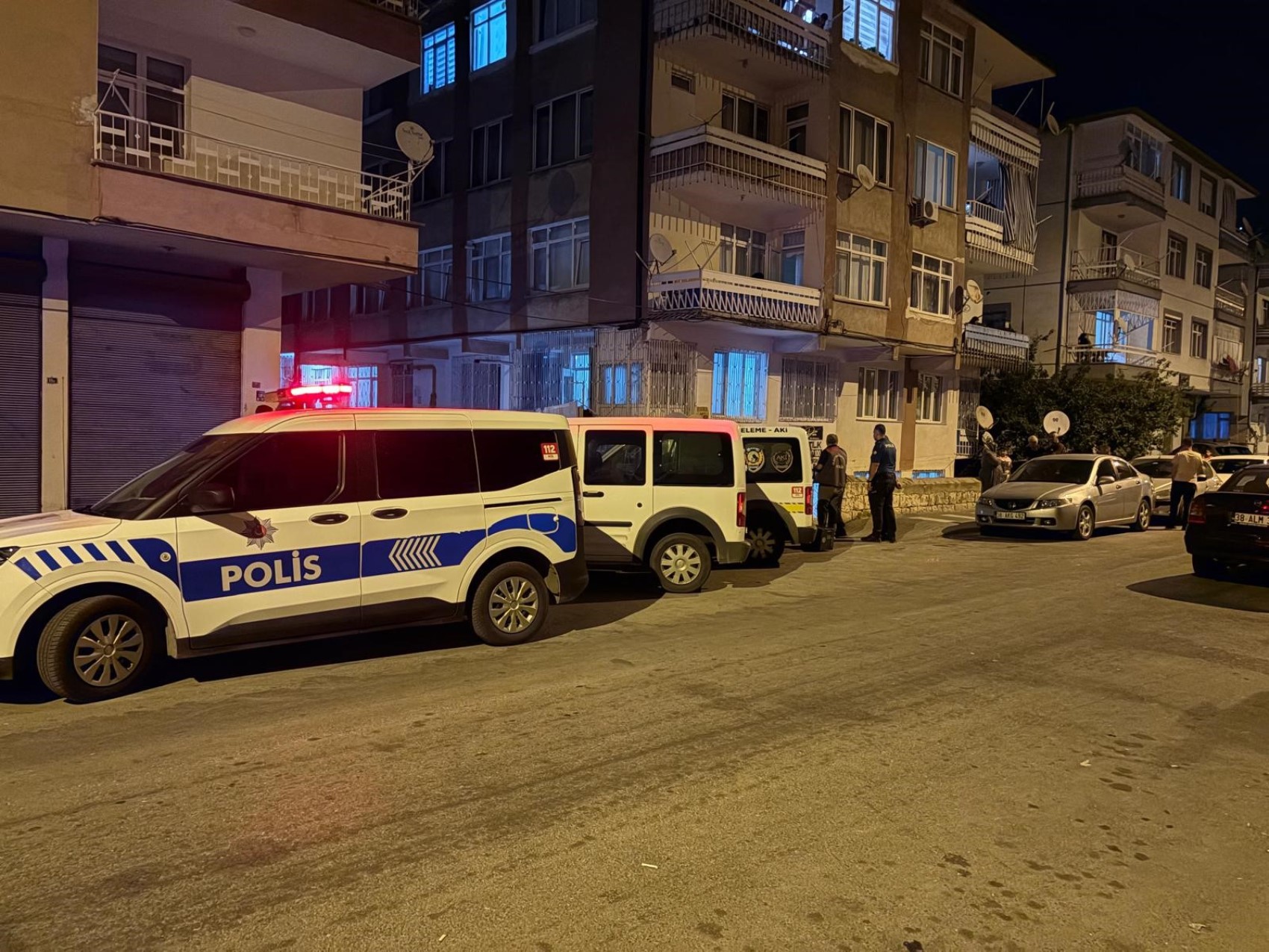 İki yıl önce boşandığı eski karısına bıçakla saldırdı