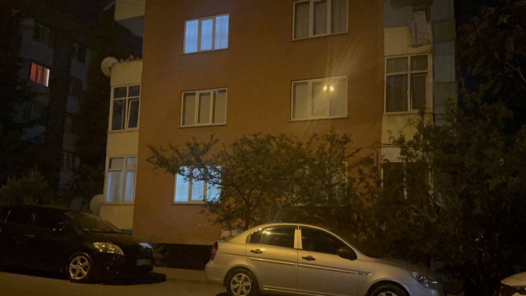 Karısını öldürüp, kendini vurdu