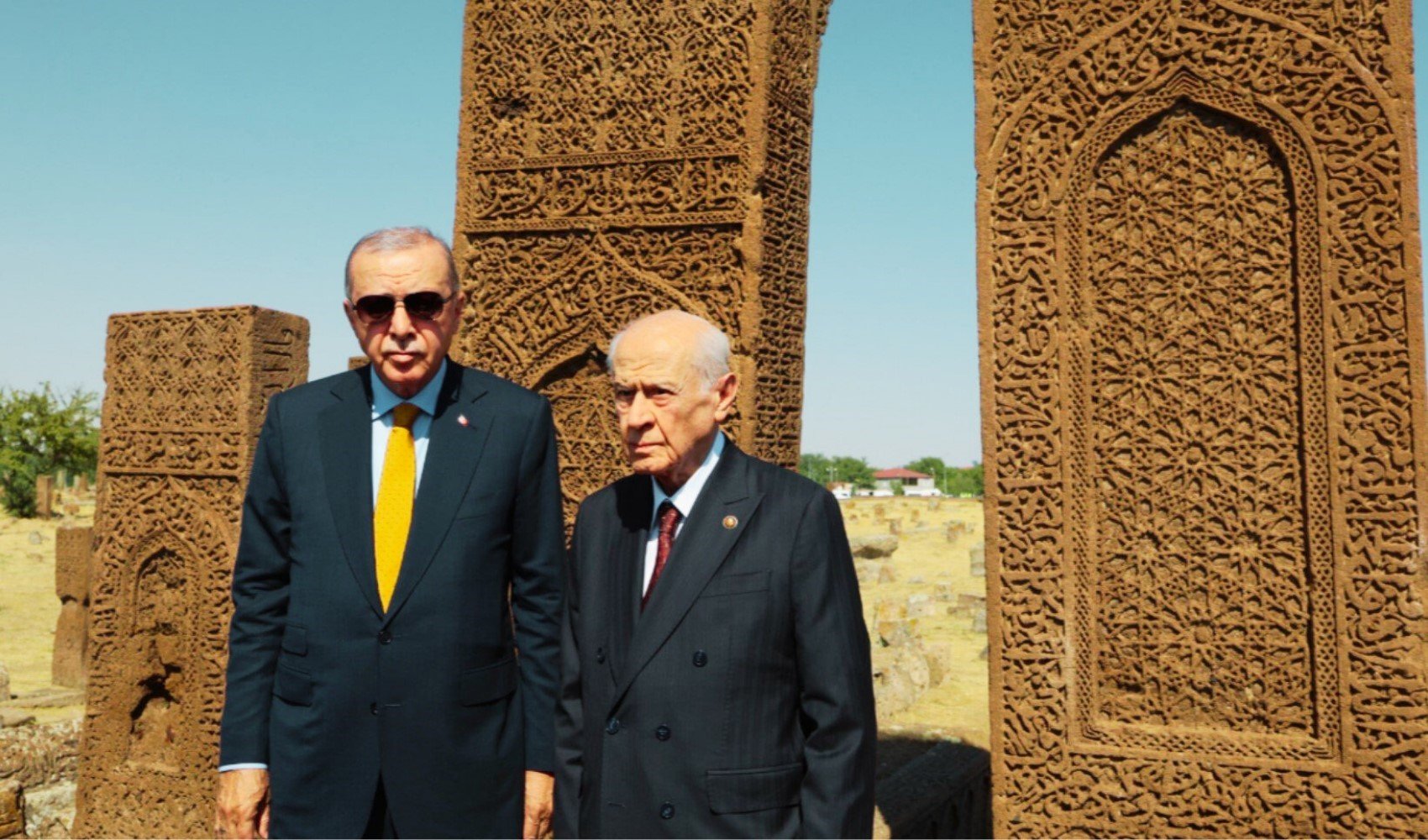 Öğrencileri 300 TL ve kahvaltı karşılığında Erdoğan'ın mitingine götürdüler Öğrencileri 300 TL ve kahvaltı karşılığında Erdoğan'ın mitingine götürdüler