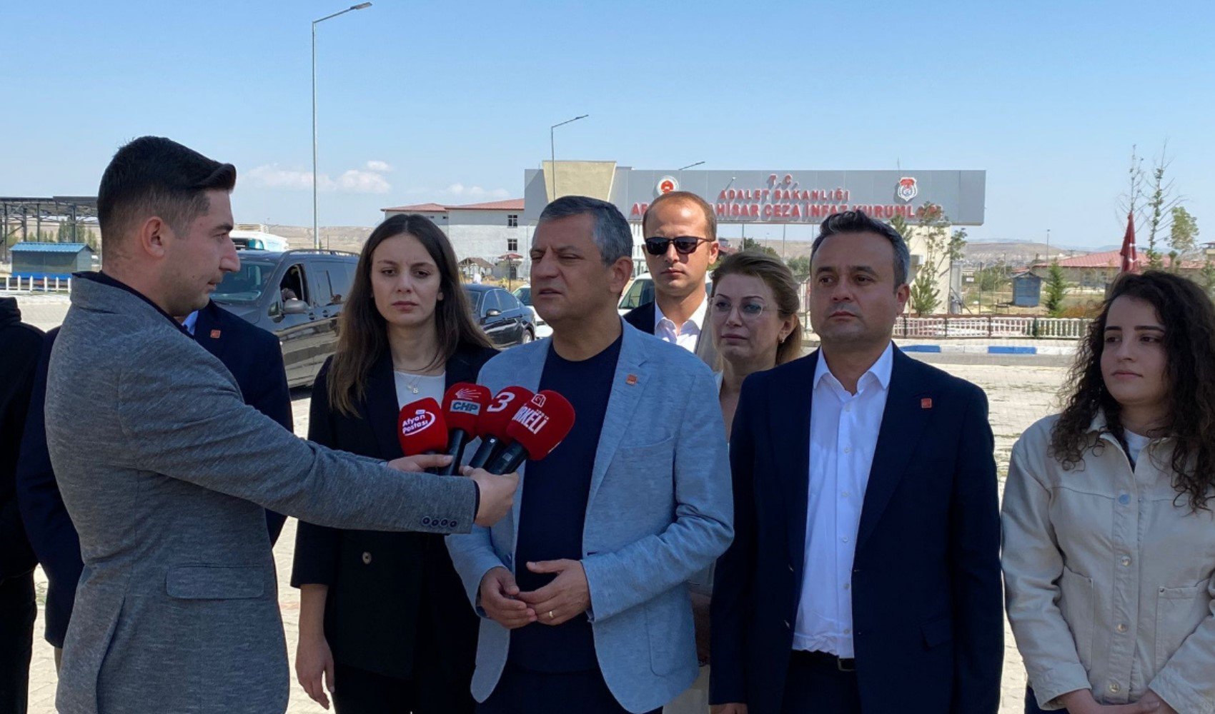 Özgür Özel cezaevini ziyaret etti: 'Tek suçu İmamoğlu'na iftira atmamak'