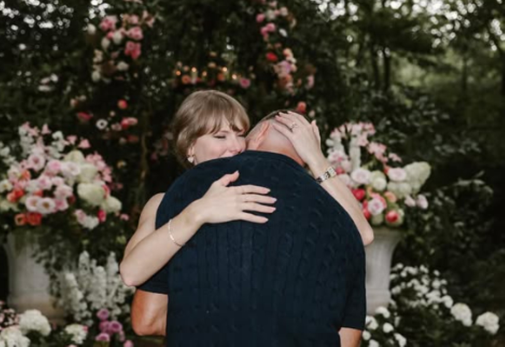 ABD'li ünlü şarkıcı Taylor Swift nişanlandı