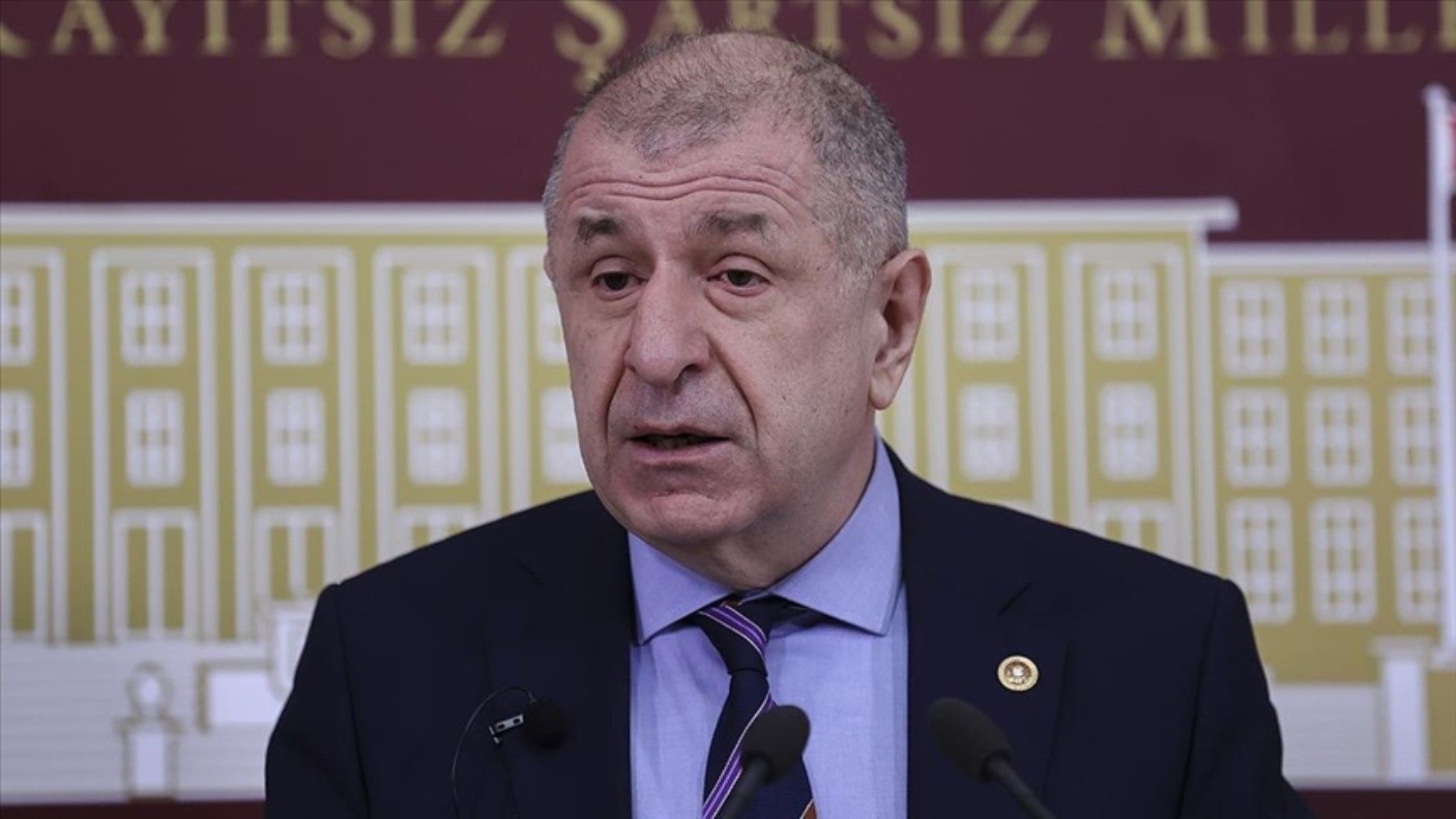 Ümit Özdağ masasındaki son anketin sonuçlarını açıkladı: İşte Zafer Partisi'nin oy oranı...