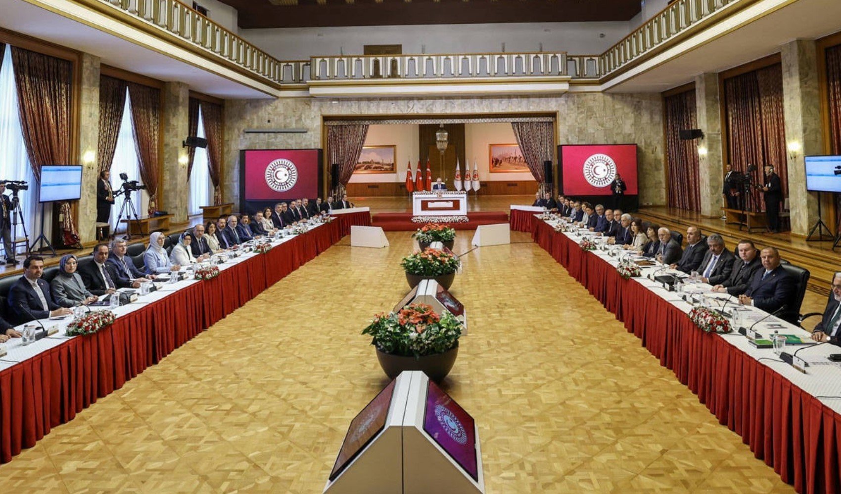 TBMM’de sosyal medya kavgası: Komisyon üyeleri birbirine girdi