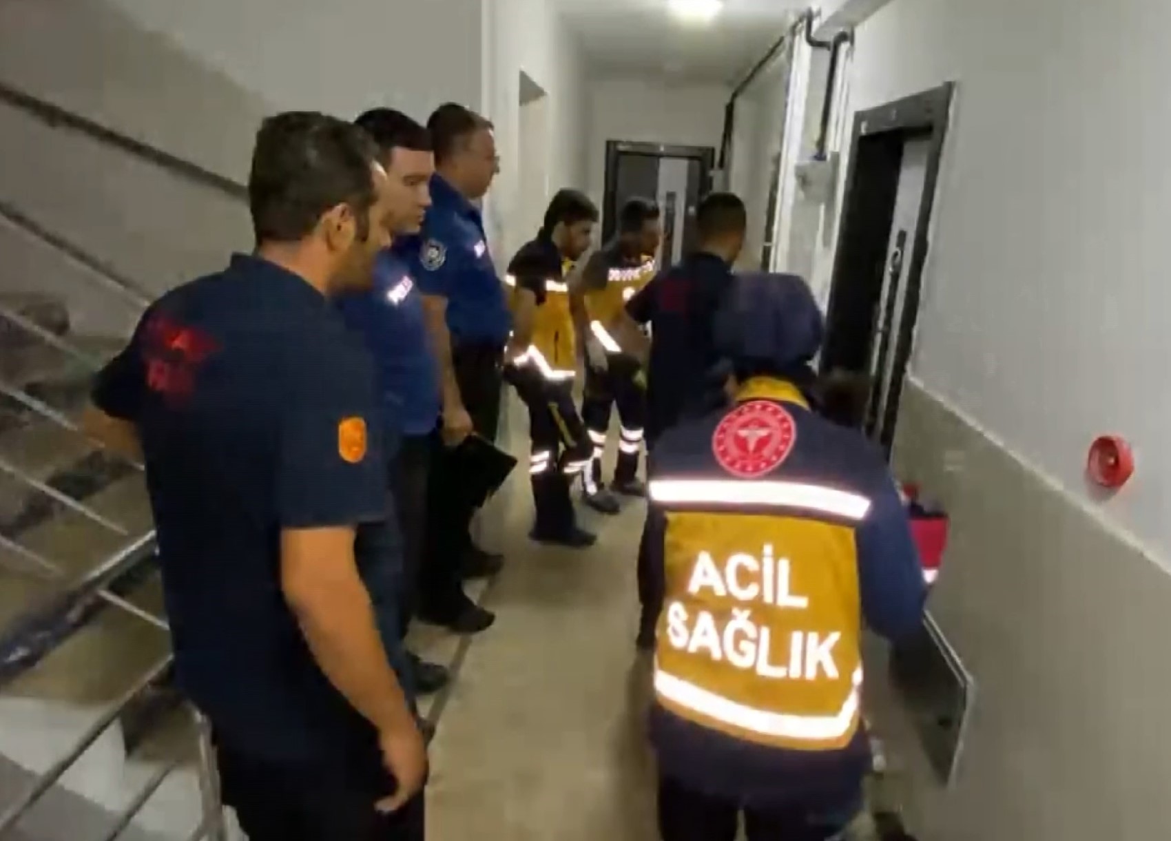 Eşinin eve kilitlediği kadın hap içip intihar etmek istedi