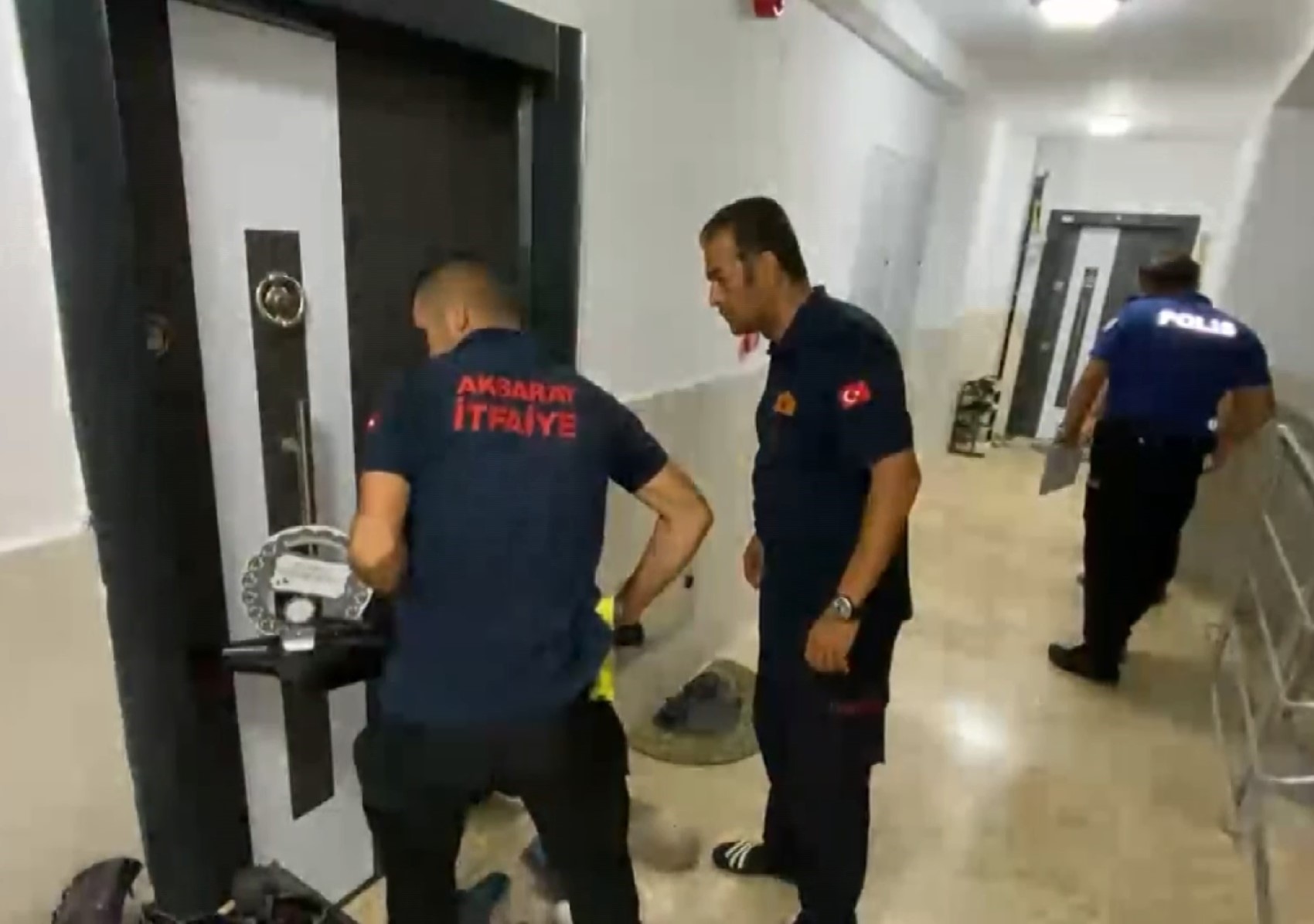 Eşinin eve kilitlediği kadın hap içip intihar etmek istedi