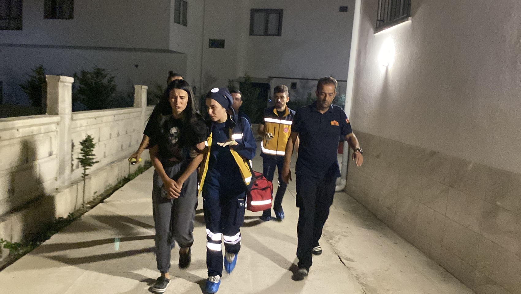 Eşinin eve kilitlediği kadın hap içip intihar etmek istedi