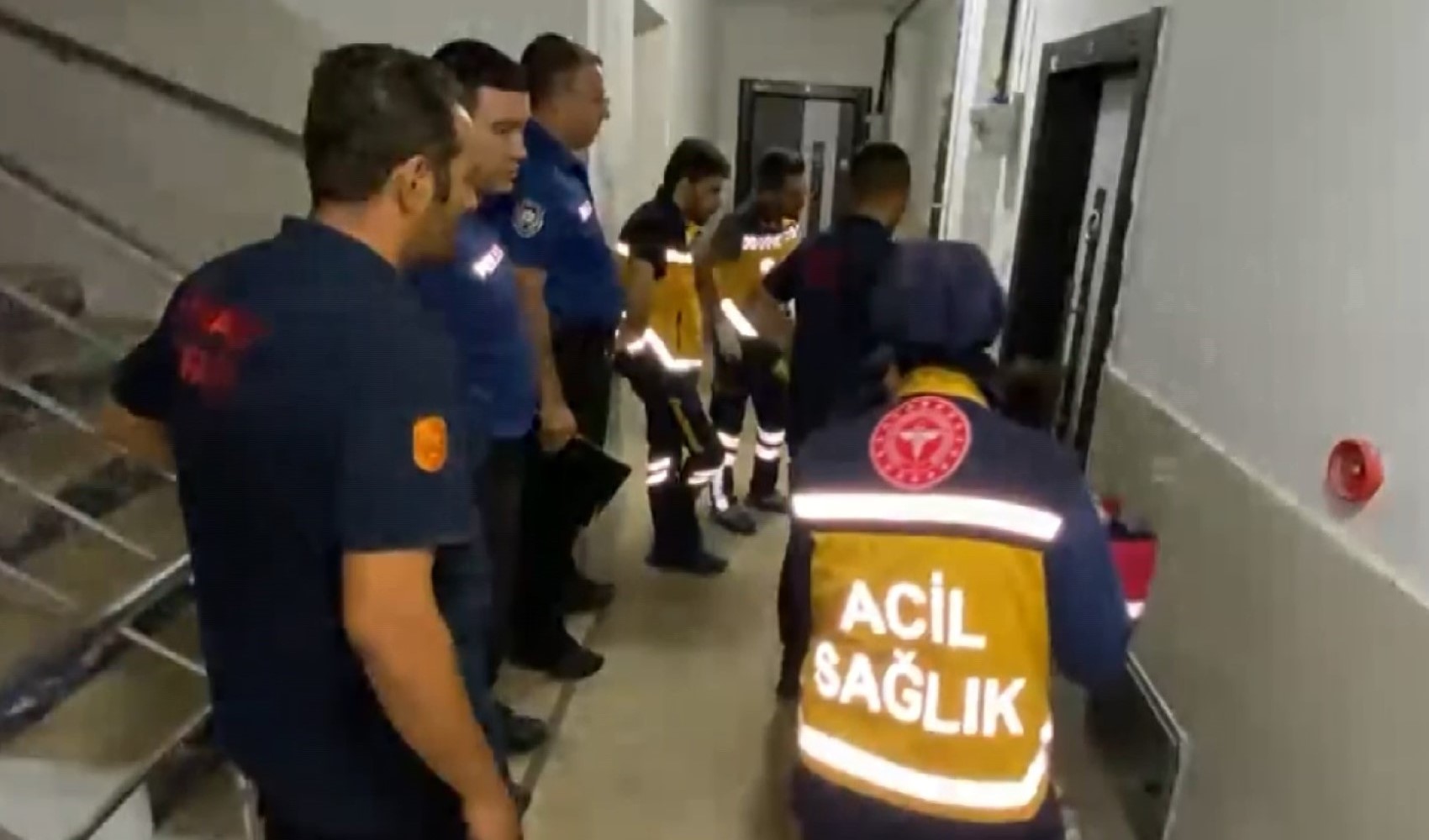 Eşinin eve kilitlediği kadın hap içip intihar etmek istedi Eşinin eve kilitlediği kadın hap içip intihar etmek istedi