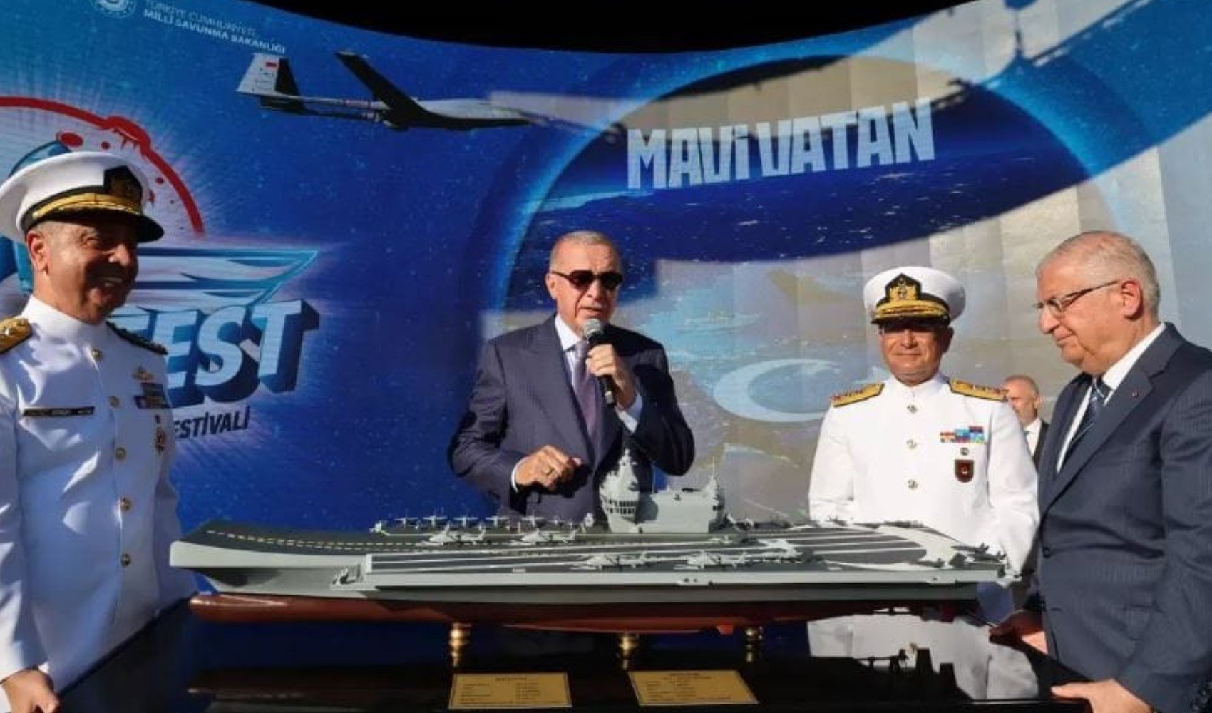 Bakan ve Amiraller masaya omuz verdi: Teknofest’te tartışma yaratan görüntü
