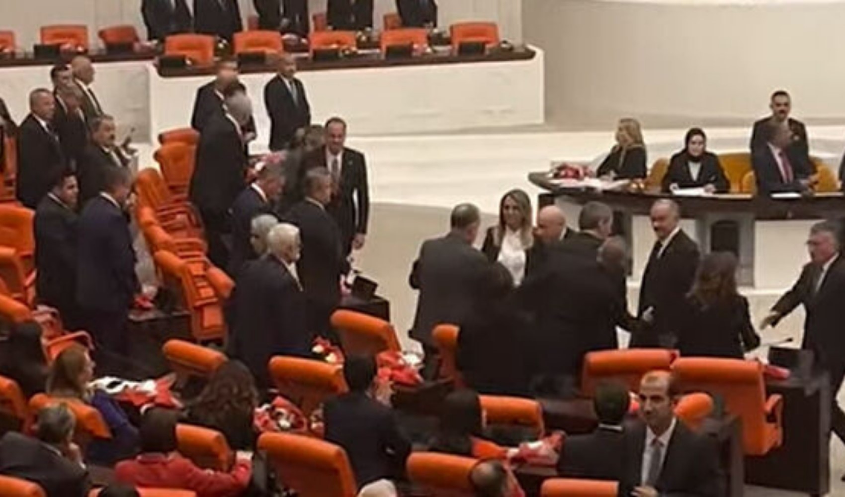 Meclis’teki Gazze oturumu gergin başladı: Dervişoğlu ve Bahçeli tokalaşmadı