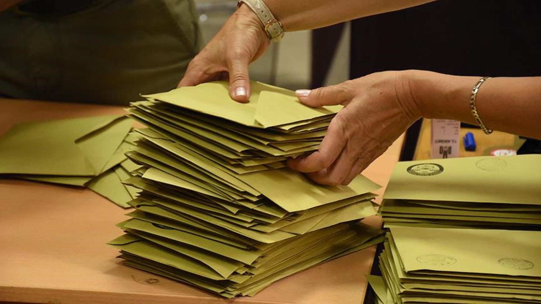 CHP lideri Özgür Özel masasındaki anketleri açıkladı: 'Mart ayından beri...'