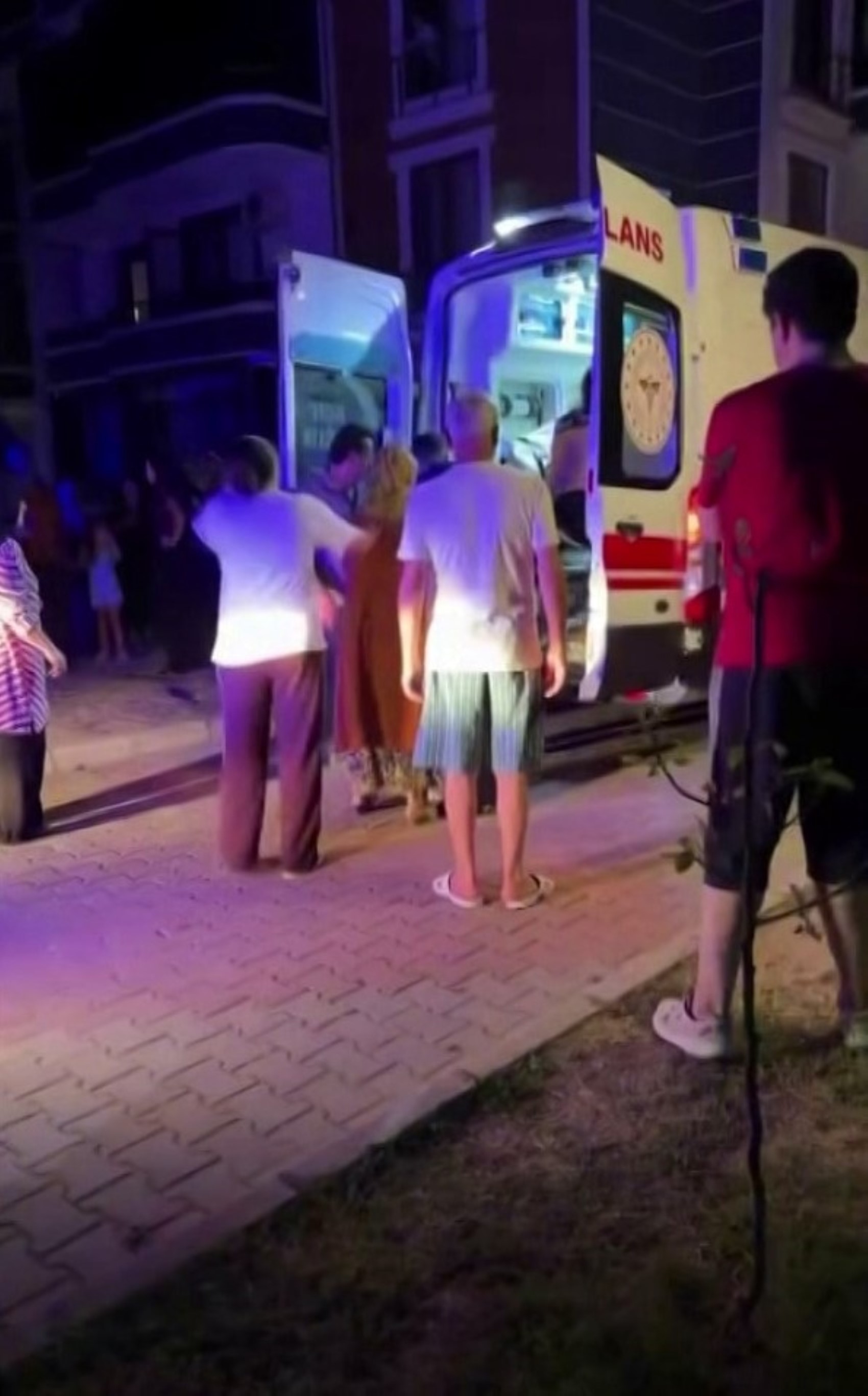 Genç kızların eğlencesi kabusa dönüştü: Yakıt bidonu alev aldı
