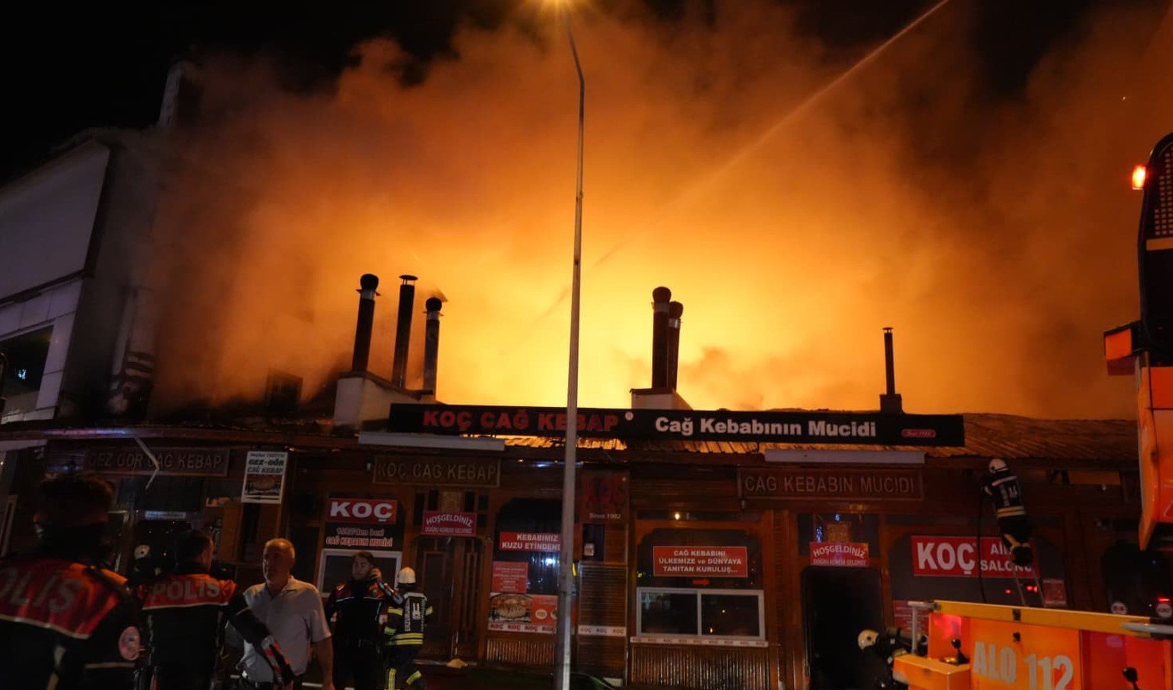 Cağ kebabı dükkanında çıkan yangın evlere ve otele sıçradı