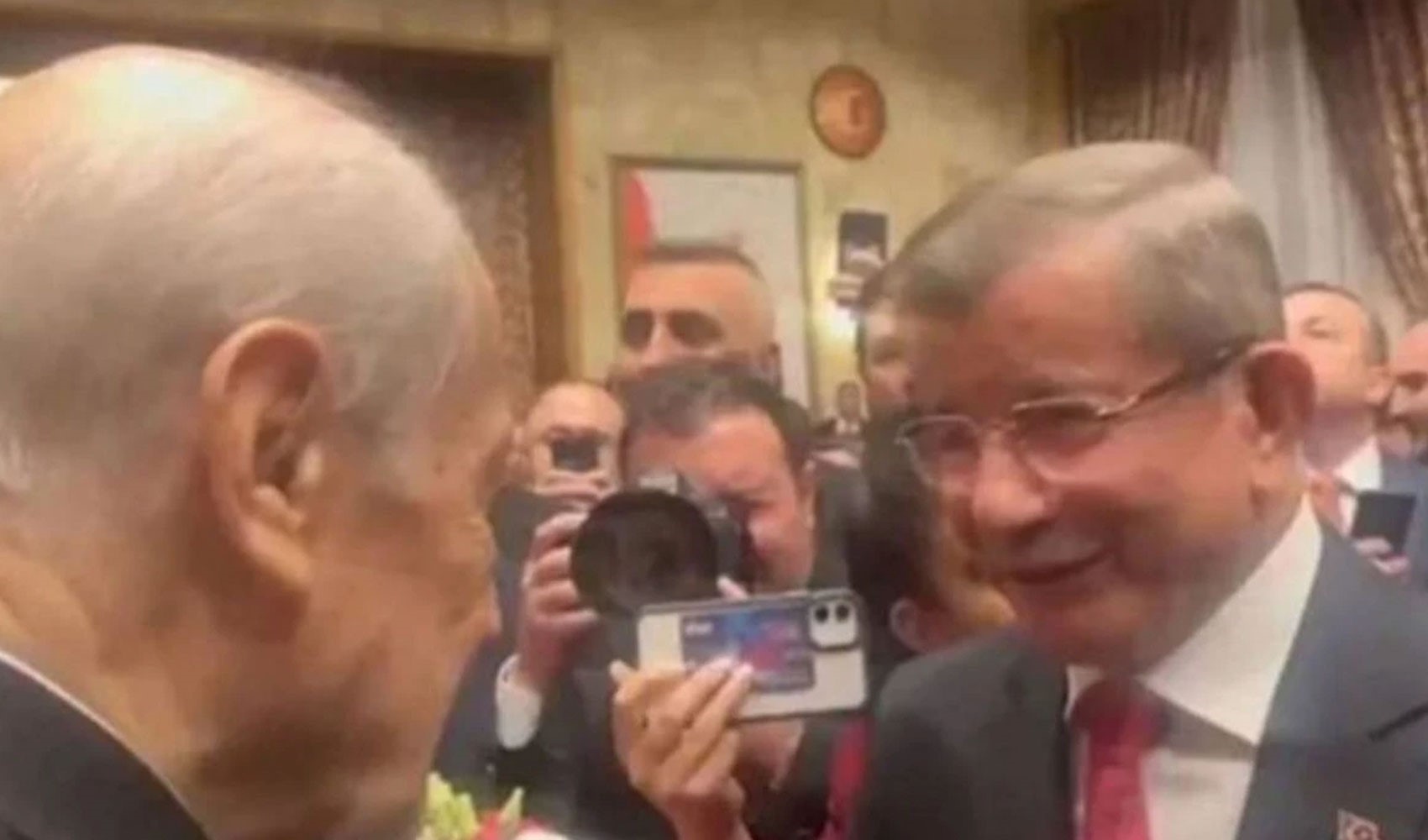Bahçeli ve Davutoğlu'ndan dikkat çeken görüntü