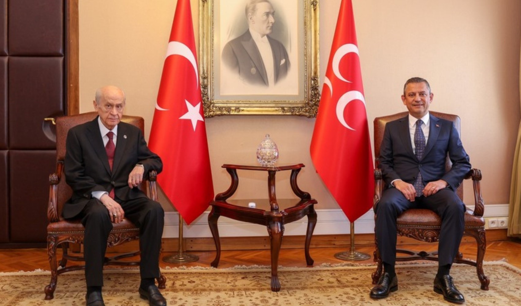 Özgür Özel’den Devlet Bahçeli’ye açık kapı: AKP ile yürüyemezse... Özgür Özel’den Devlet Bahçeli’ye açık kapı: AKP ile yürüyemezse...