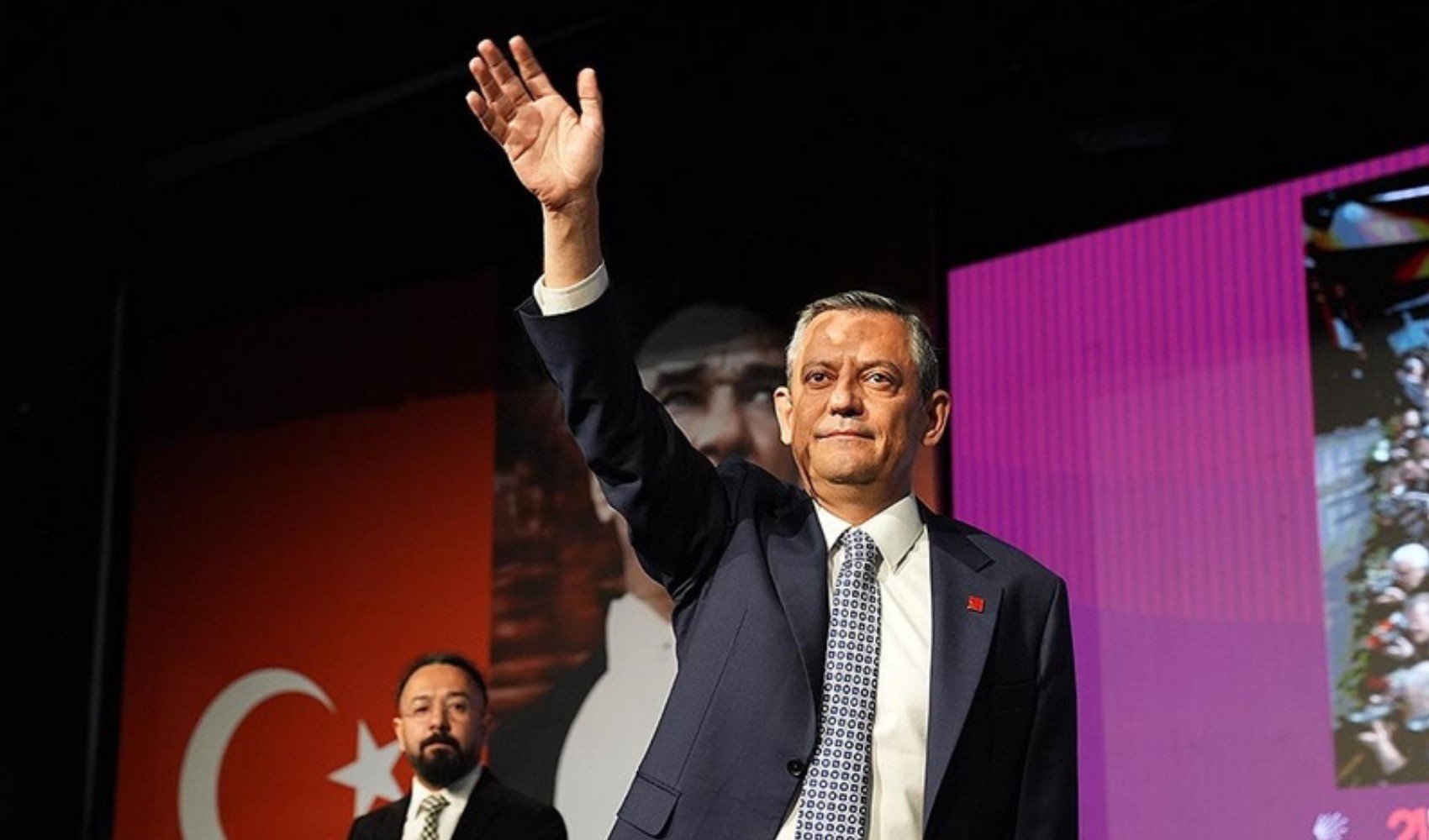 CHP lideri Özgür Özel masasındaki anketleri açıkladı CHP lideri Özgür Özel masasındaki anketleri açıkladı