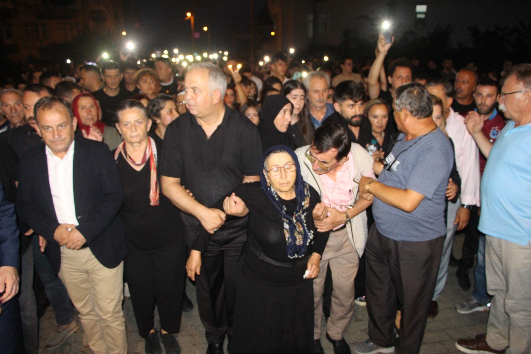 Trabzonlular siyah renkli kıyafetlerle Sinem Topaloğlu için yürüdü