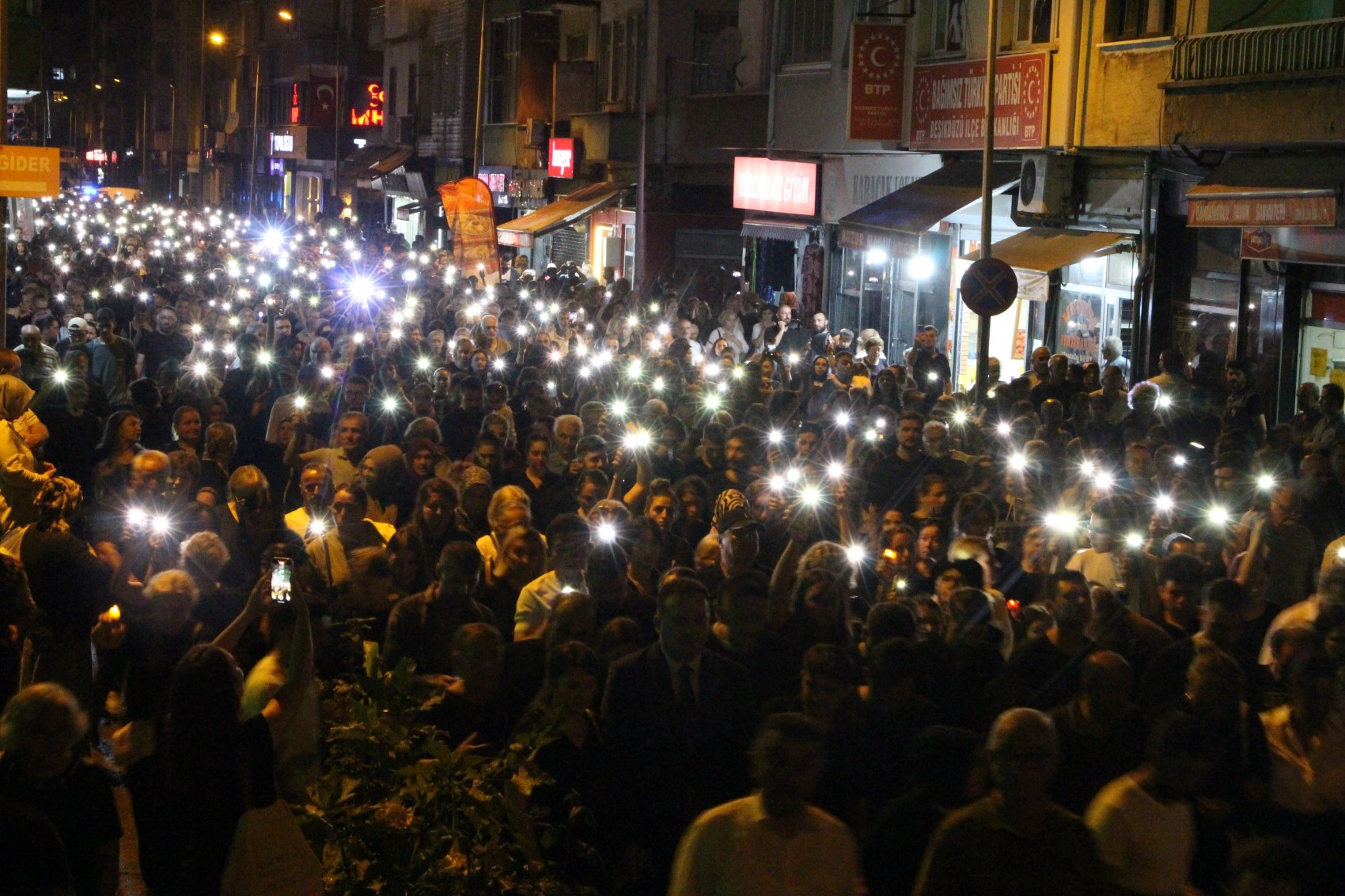 Trabzonlular siyah renkli kıyafetlerle Sinem Topaloğlu için yürüdü