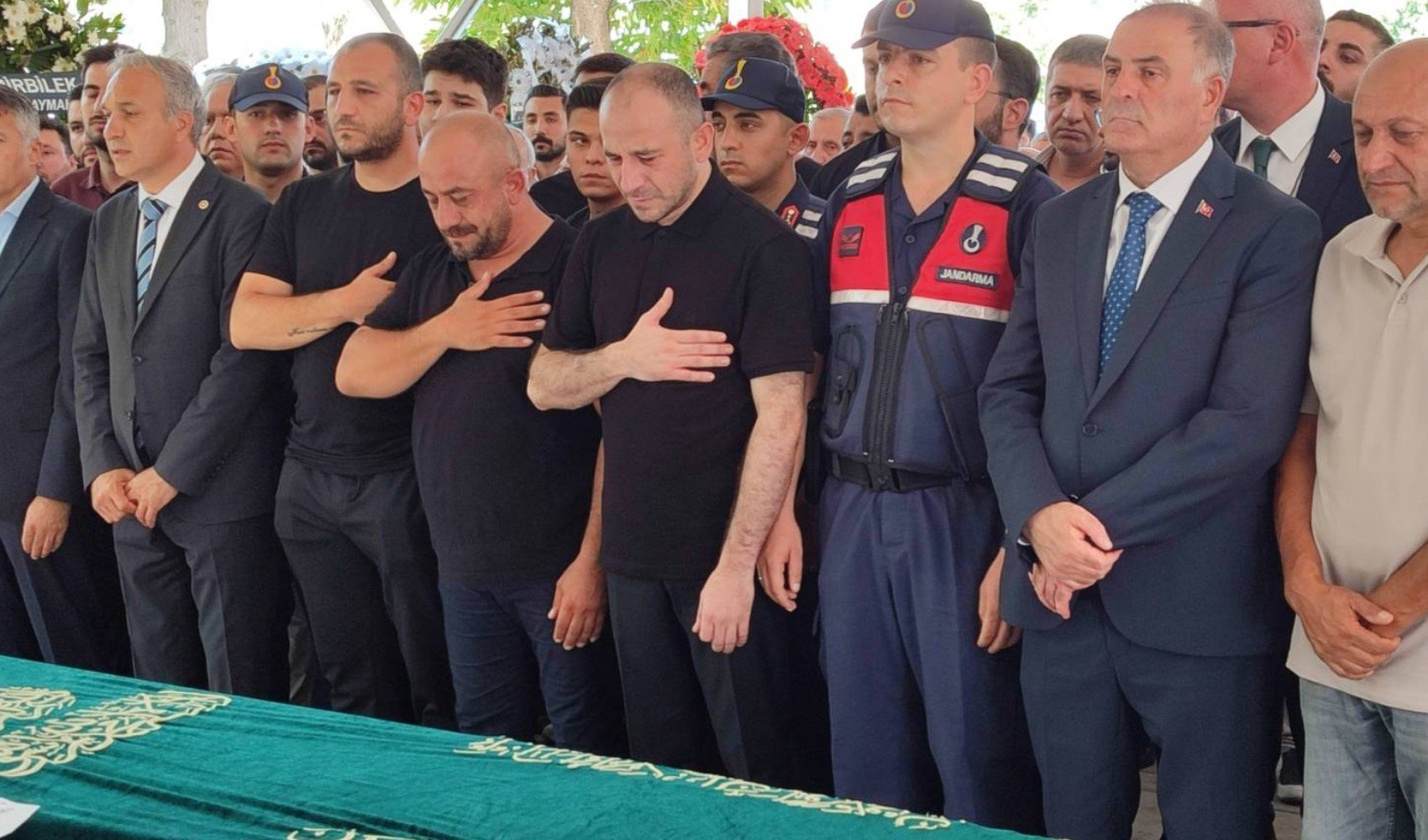 İBB soruşturmalarında tutuklanmıştı:  Jandarma gözetiminde babasının cenazesine katıldı