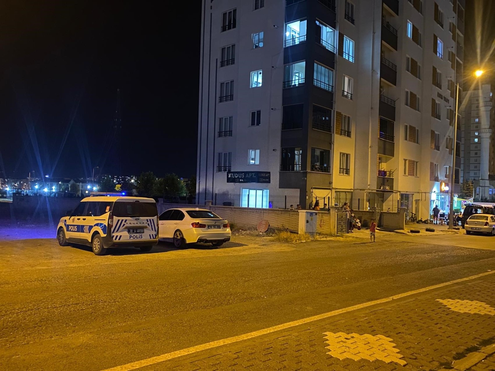 Dolaptaki eşyasının yerini değiştirdiği için kardeşini bıçakladı