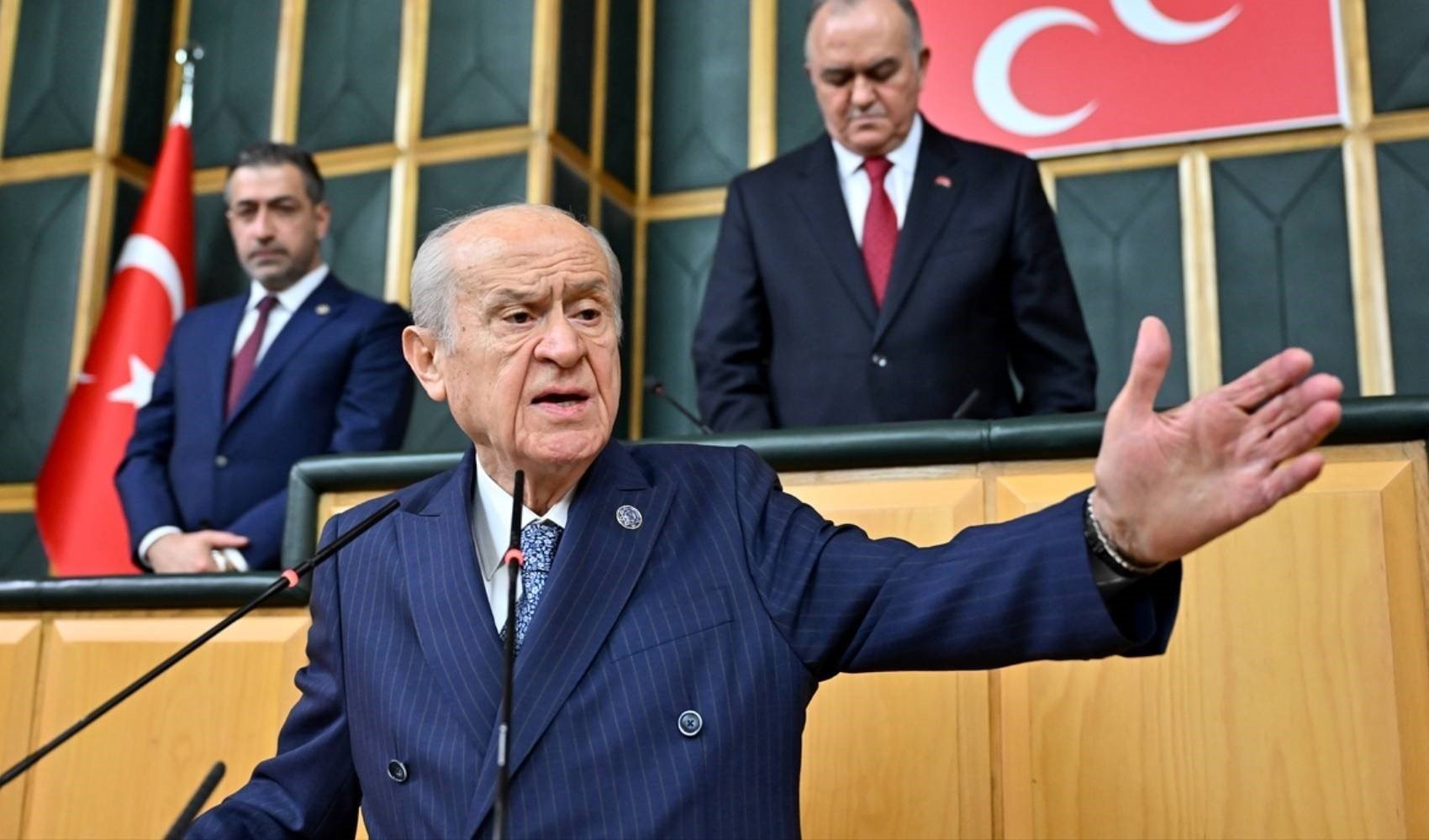 Devlet Bahçeli’den teröristbaşı Öcalan’a şiir! Not da göndermiş...