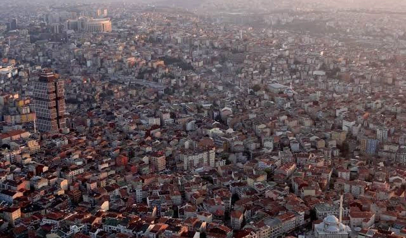 İstanbul'da deprem olmasa bile yıkılacak binalar var! '600 bin bina her an çökebilir'