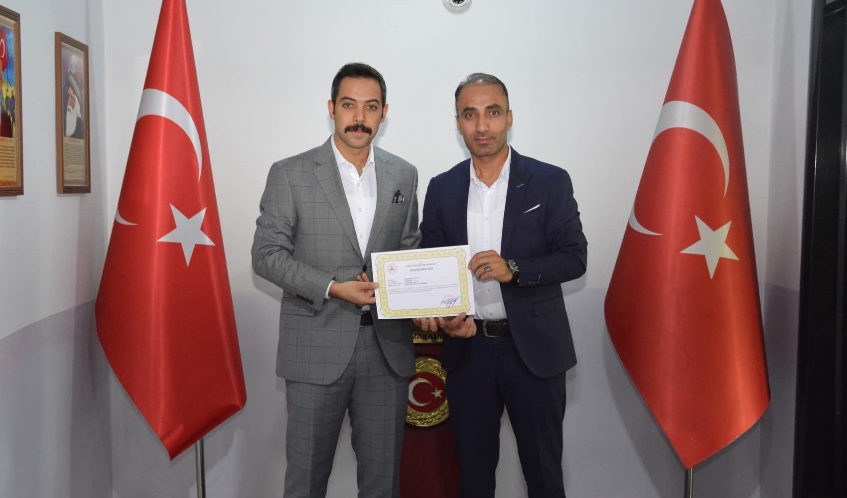 Yavru kediyi kurtaran öğretmene başarı belgesi