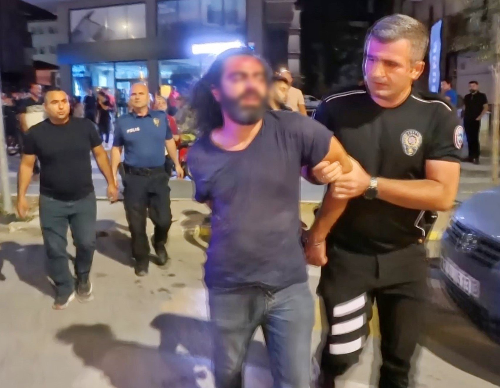 Eski koca bıçak ve tabancayla restoran basıp dehşet saçtı: 'Hepsini vurdu, manyağın tekiydi'