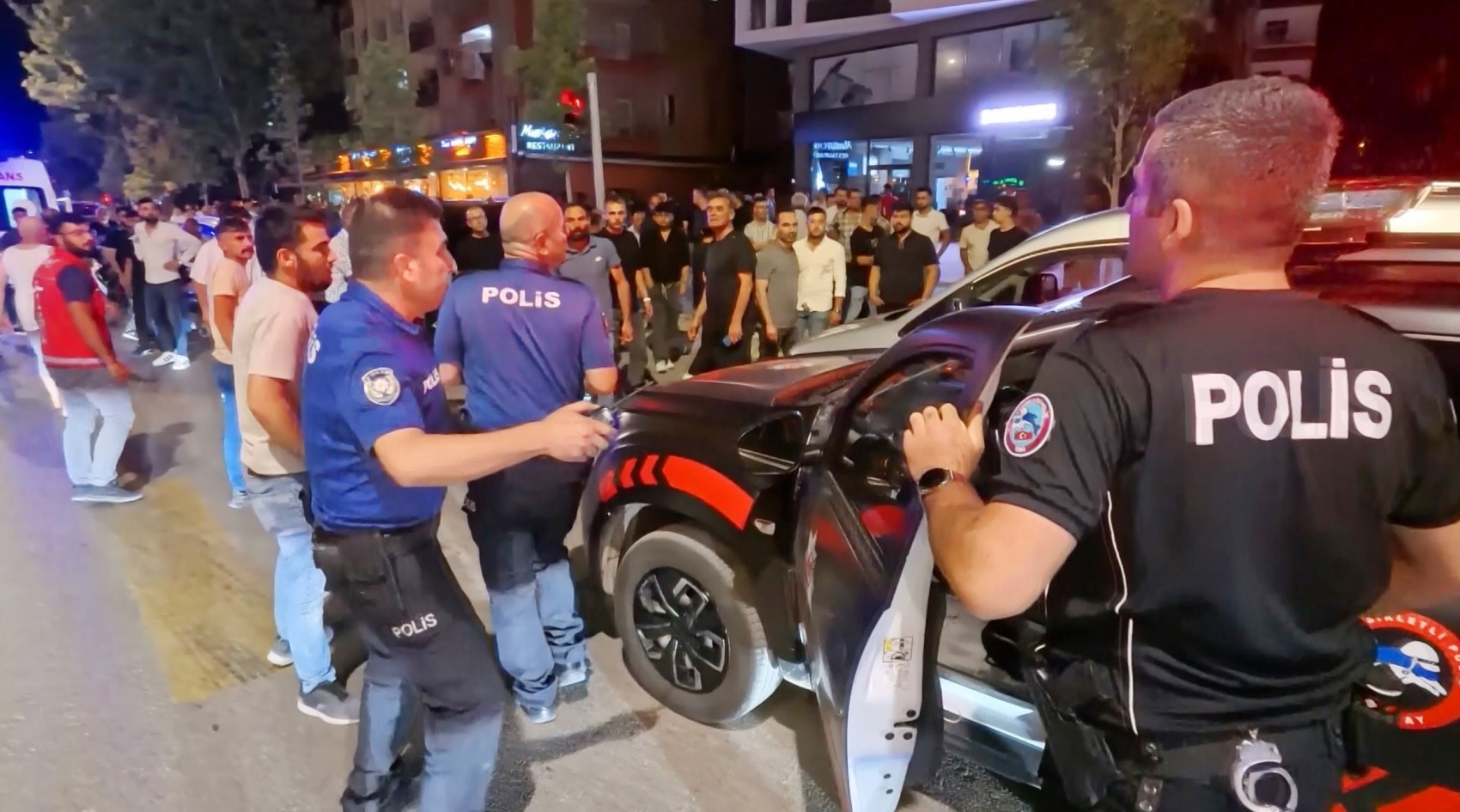 Eski koca bıçak ve tabancayla restoran basıp dehşet saçtı: 'Hepsini vurdu, manyağın tekiydi'