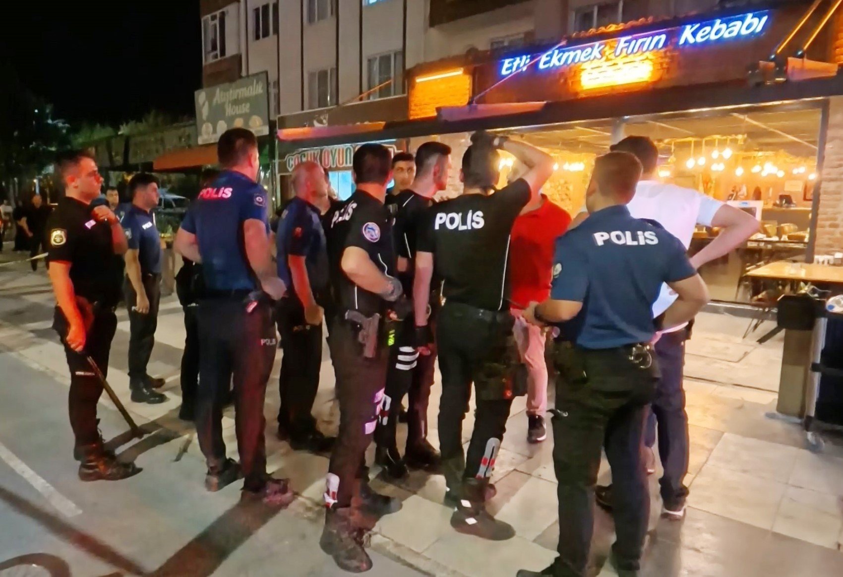Eski koca bıçak ve tabancayla restoran basıp dehşet saçtı: 'Hepsini vurdu, manyağın tekiydi'