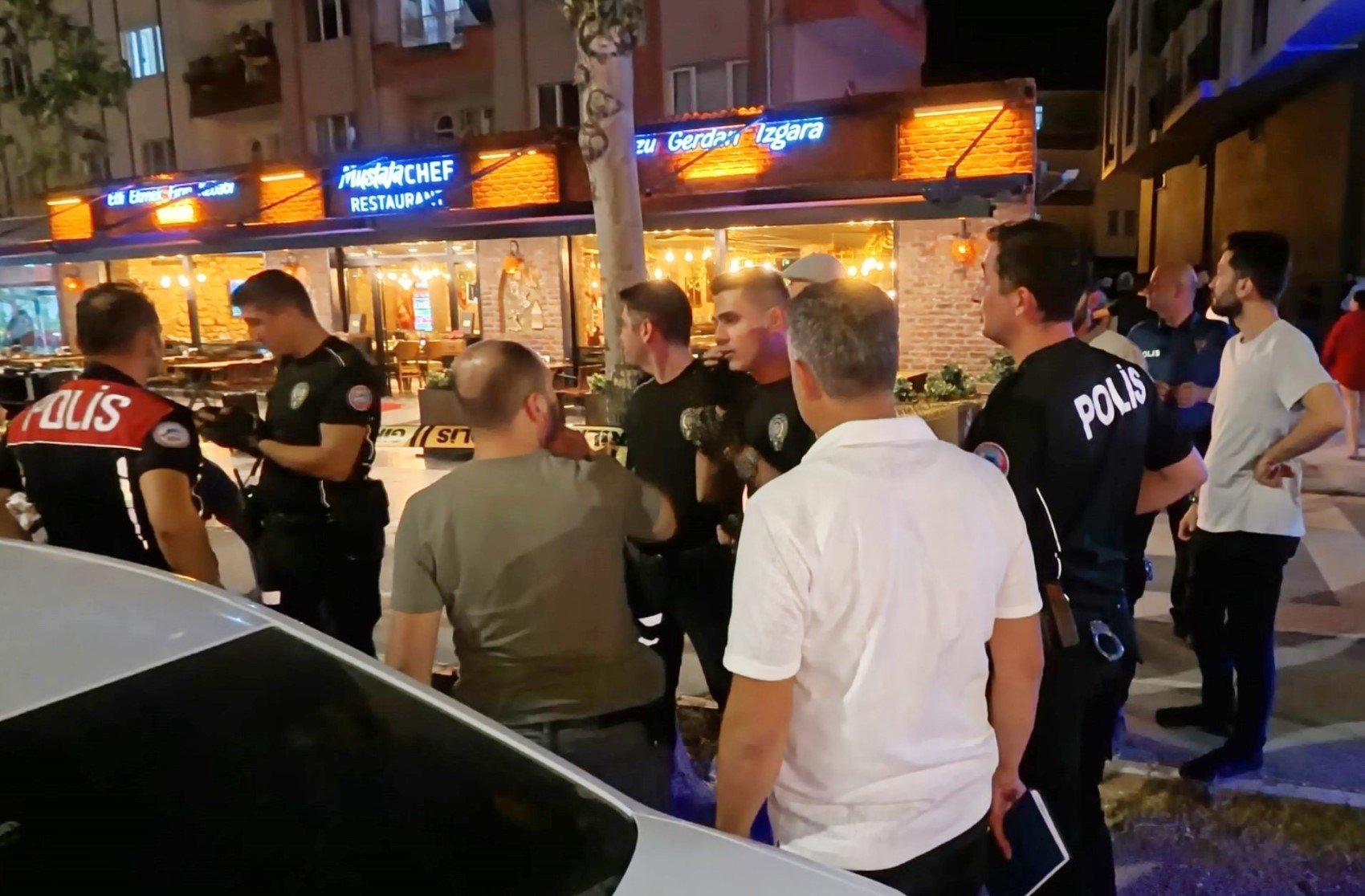 Eski koca bıçak ve tabancayla restoran basıp dehşet saçtı: 'Hepsini vurdu, manyağın tekiydi'