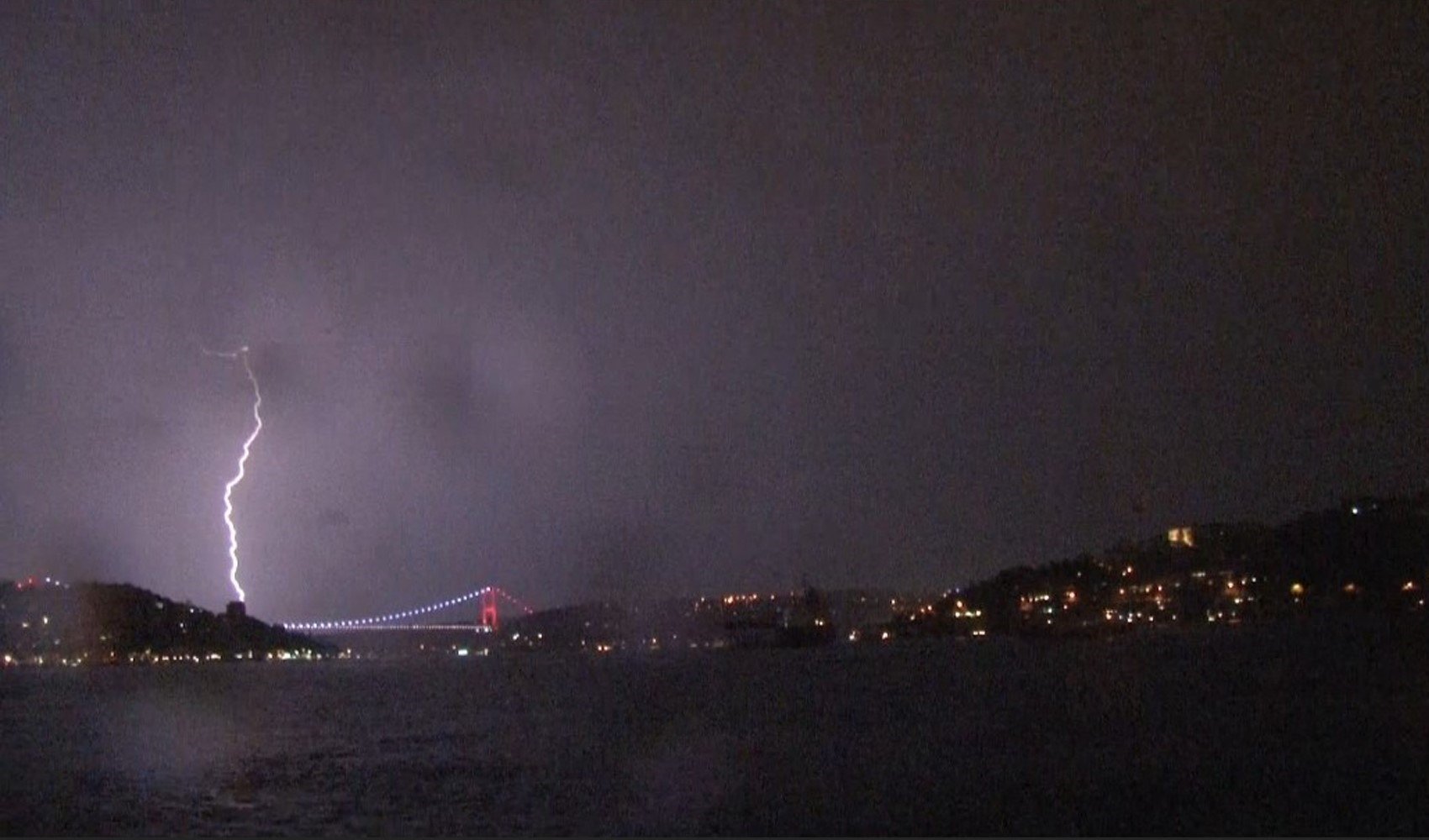 İstanbul'da şimşekler geceyi aydınlattı
