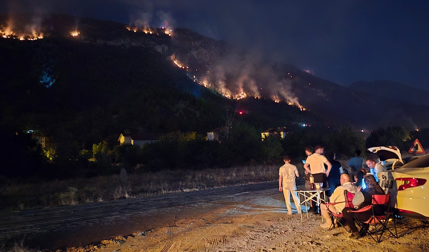 Orman yangınını kamp sandalyesinde izlediler