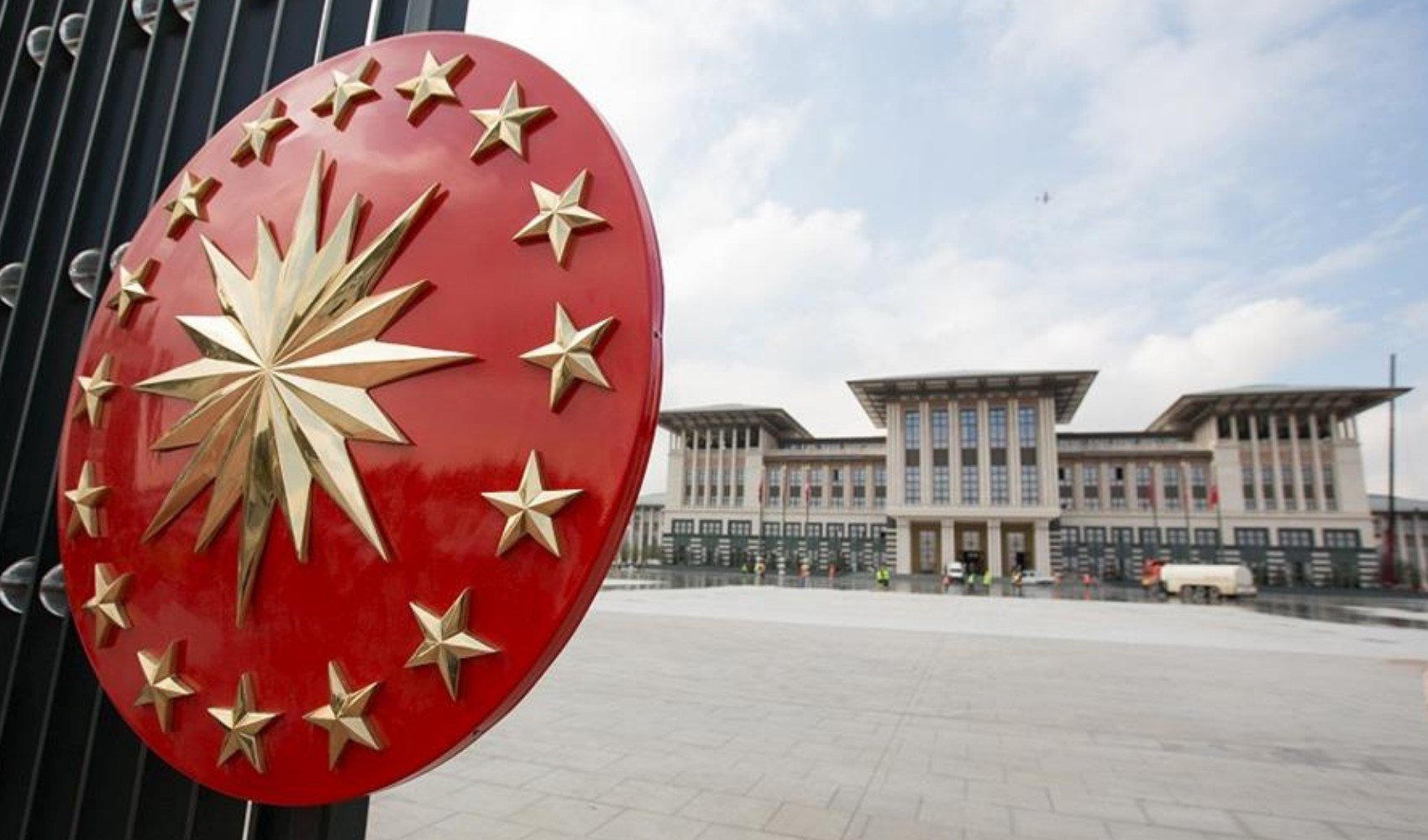 Saray, e-imza ve sahte diplomayı yalanladı Saray, e-imza ve sahte diplomayı yalanladı