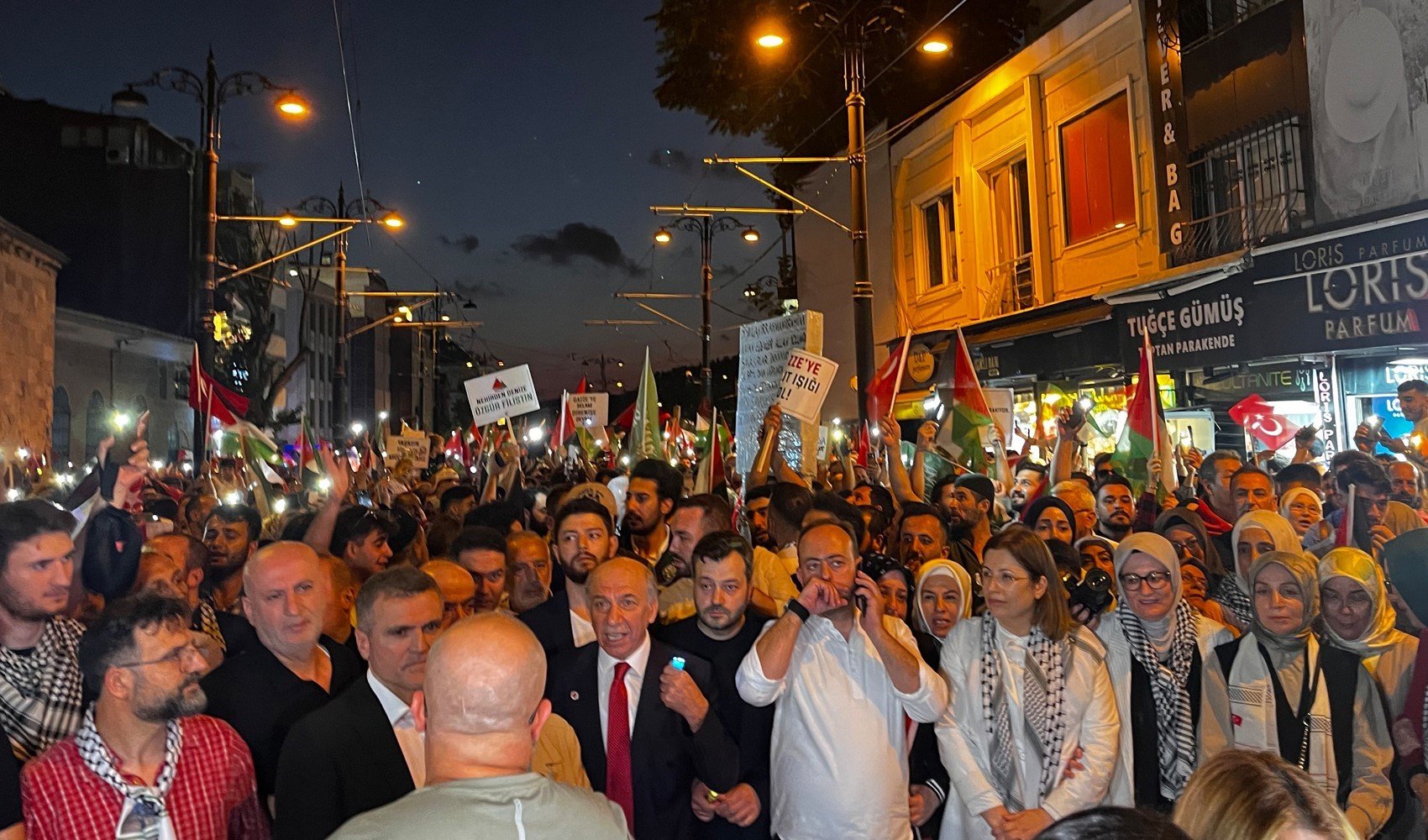İstanbul'da 'Gazze'ye Umut Işığı Ol' yürüyüşü