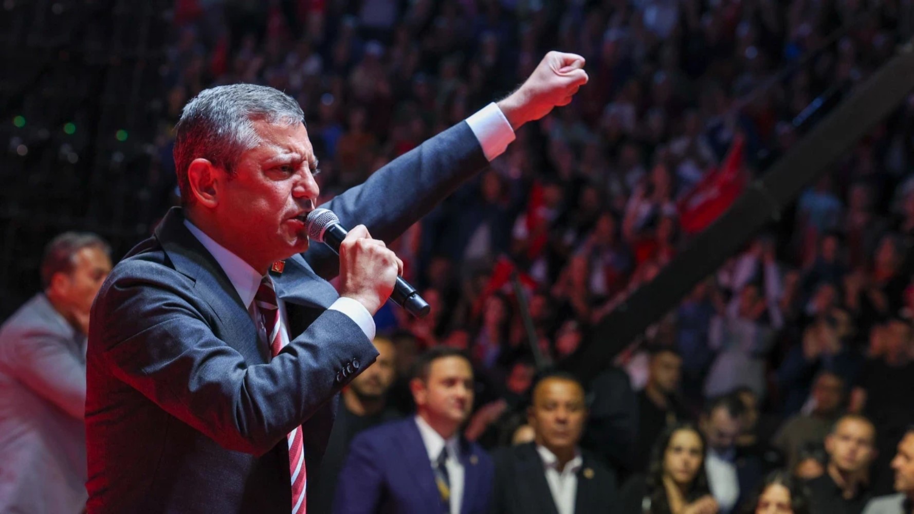 Yandaş Yeni Akit'ten Özgür Özel'e tehdit: 'Sonun Selo gibi olur'