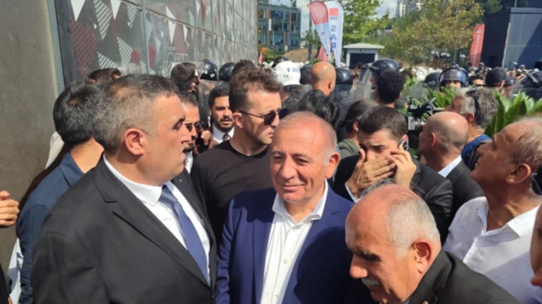 Son Dakika: Gürsel Tekin'in 32 kişilik listesi ortaya çıktı! İşte binaya giriş izni verilen isimler..