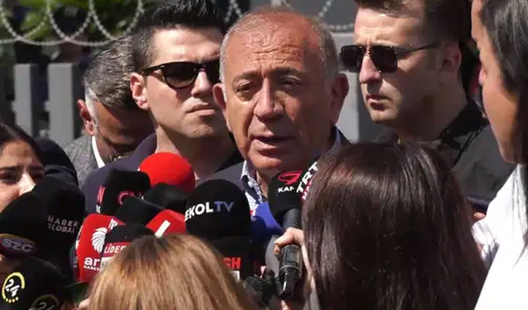 Polis ablukası devam ediyor: Gürsel Tekin, eski il binasına geldi ve gitti