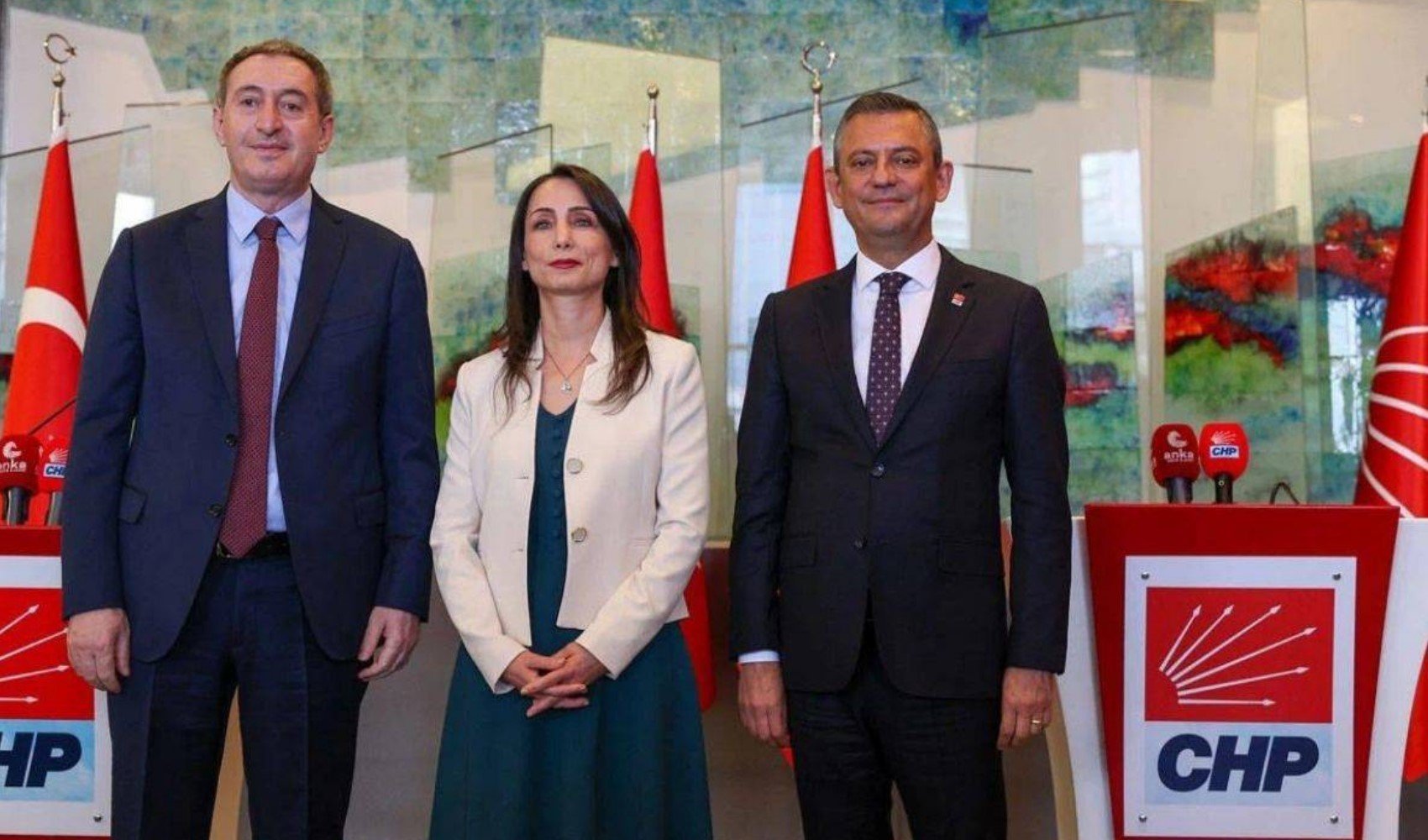 DEM Parti'den CHP'ye ziyaret: Özgür Özel'in çalışma ofisinde kritik zirve