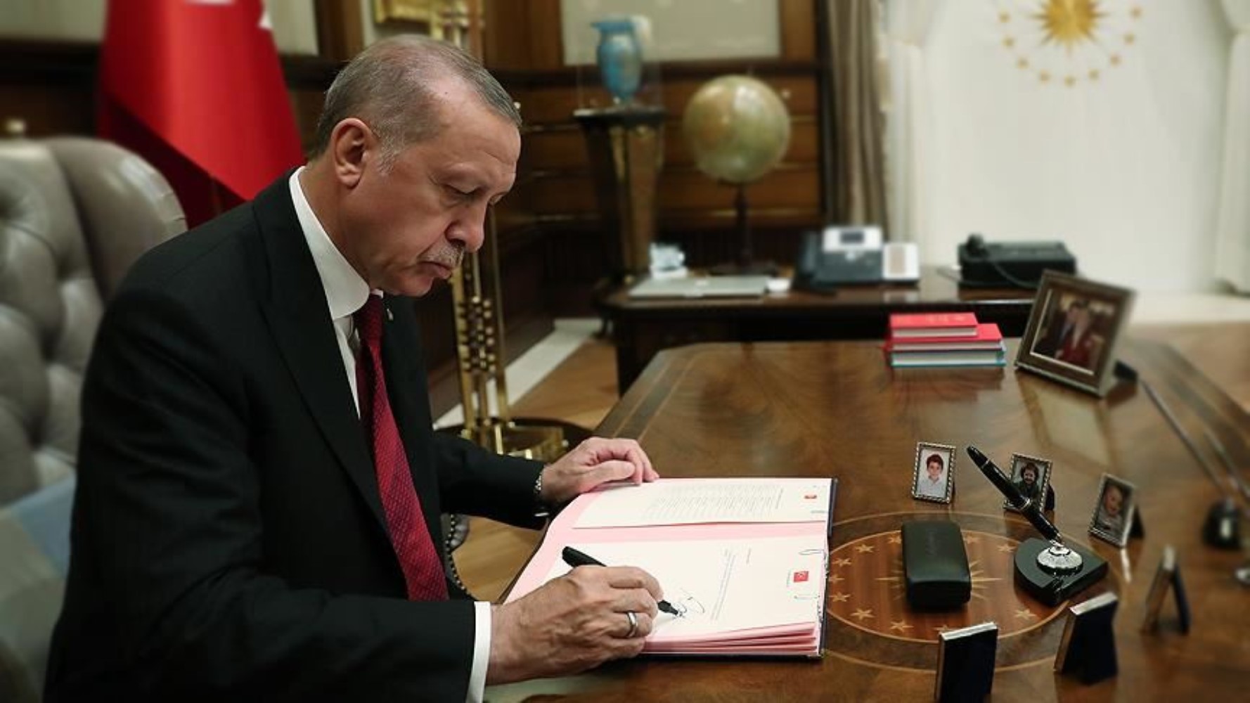 Bahçeli'nin elini öptü: Emniyet Müdürü oldu