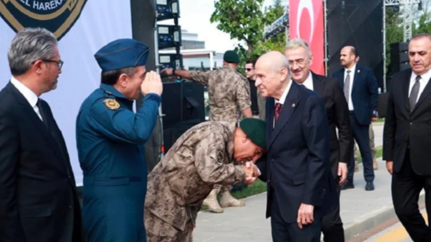 Bahçeli'nin elini öptü: Emniyet Müdürü oldu