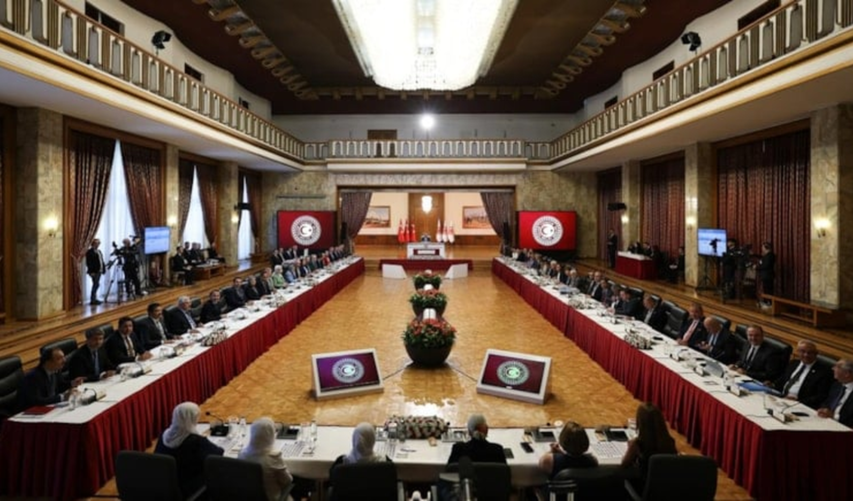 AKP ve CHP'li vekiller arasında 'Bize hesap soramazsınız' gerginliği: Komisyonda kayyum tartışması