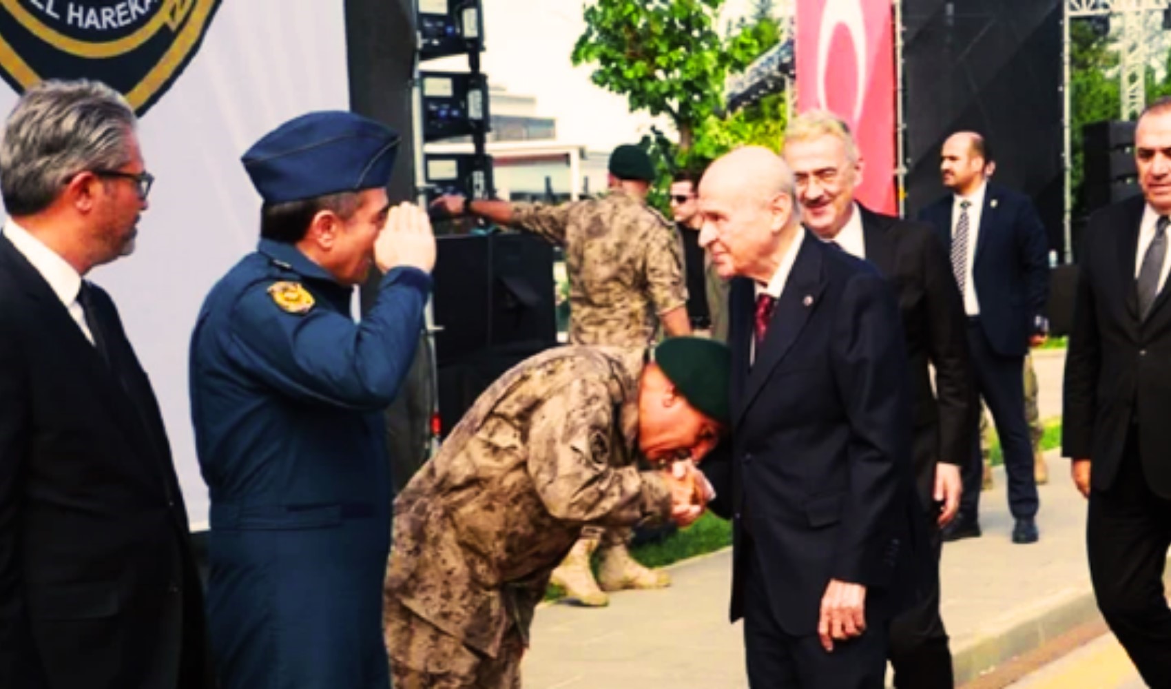 Bahçeli'nin elini öptü: Emniyet Müdürü oldu