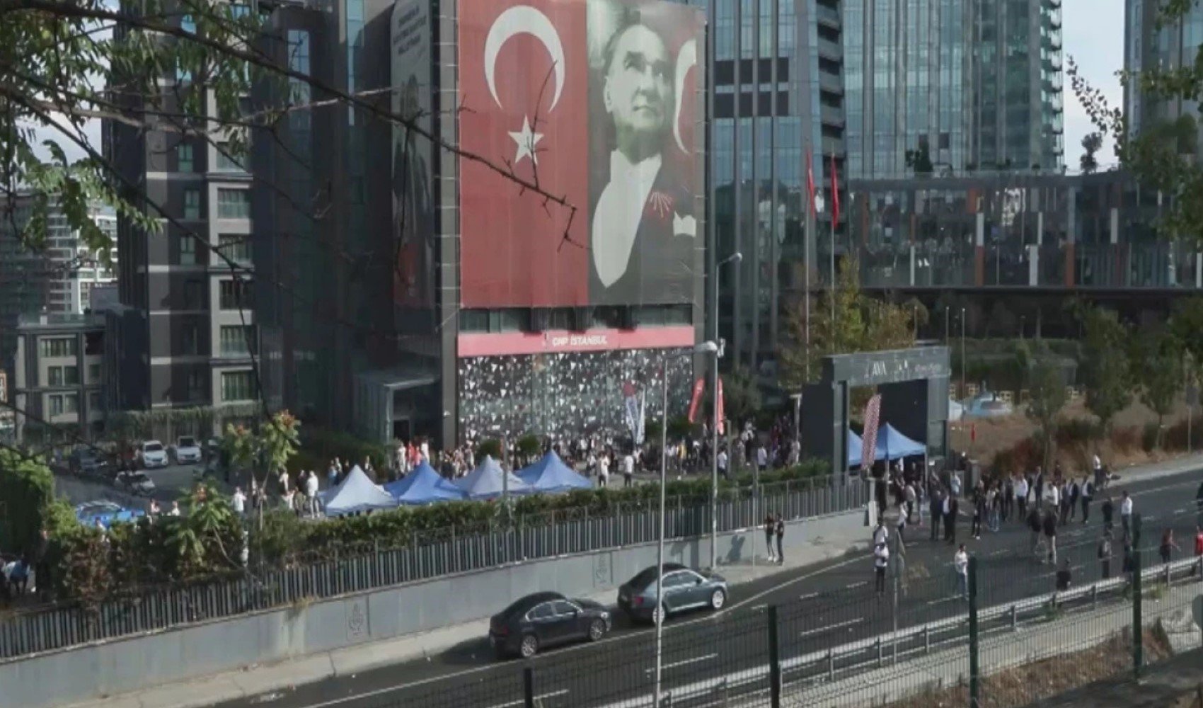Son Dakika... Mahkeme iptal davasını reddetti, CHP'nin yeni çalışma ofisinde abluka kalktı!