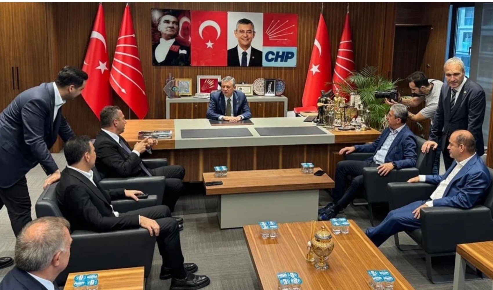 CHP lideri Özgür Özel yeni ofisine geldi