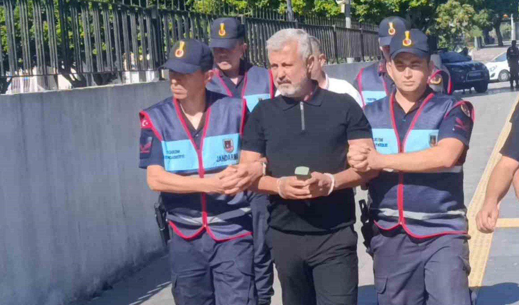 Eski belediye başkanı Şükrü Sözen ve kardeşi tutuklandı