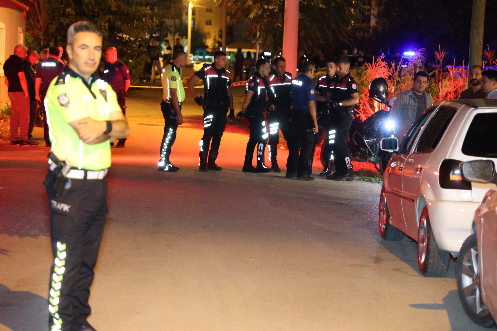 Önce komşusunu sonra annesi ile kardeşini ardından kendini vurdu: Kurşun yağdırdı